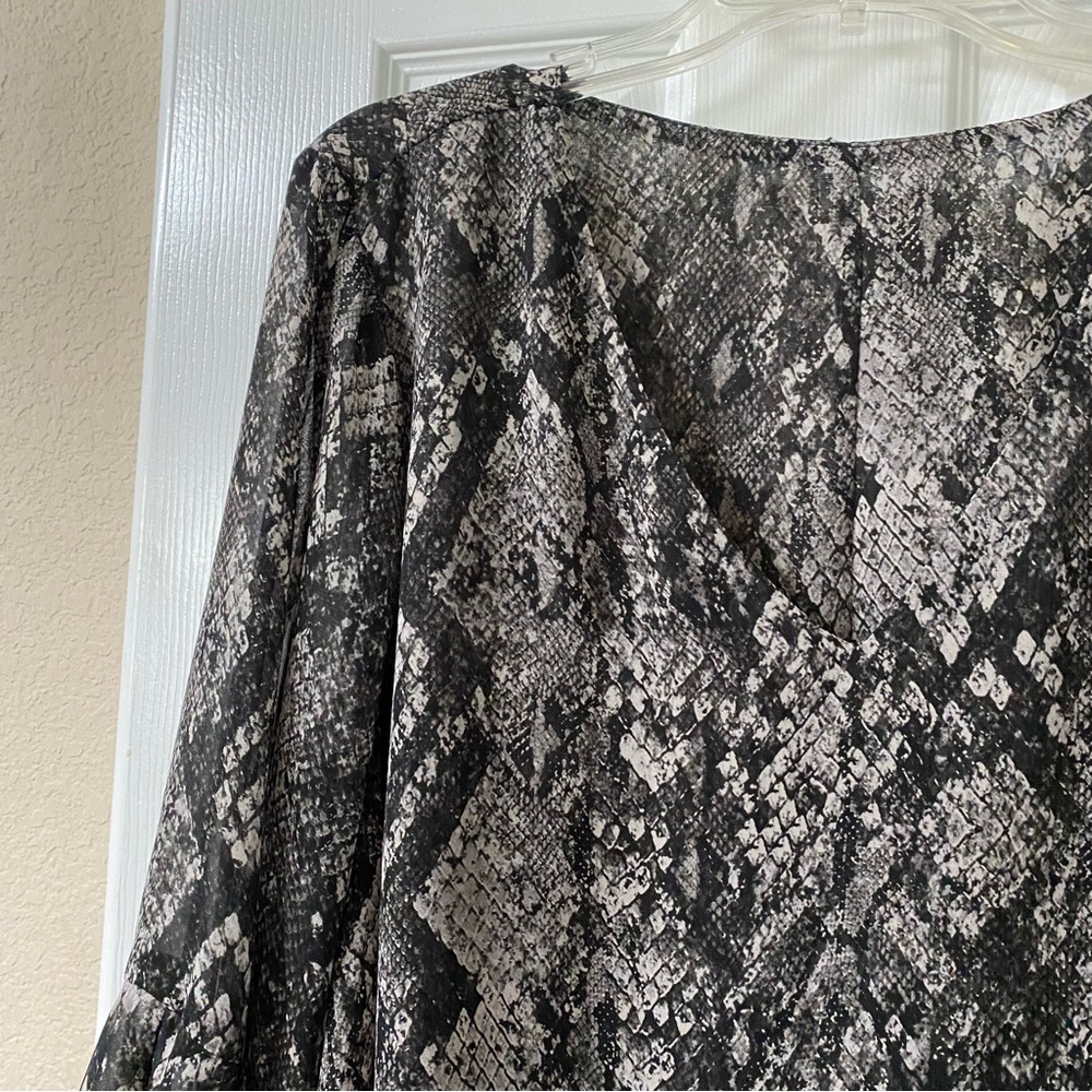 Jennifer Lopez for Kohl’s Size 1X Chic Snake Print Bell Sleeve Chiffon Blouse - Picture 6 of 11